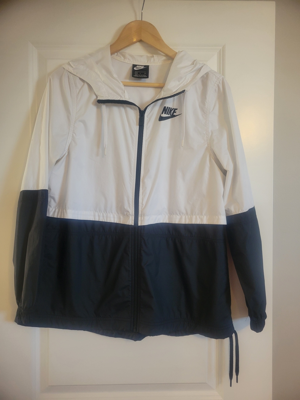 Nike Women’s White and Navy Hooded Windbreaker Jacket
